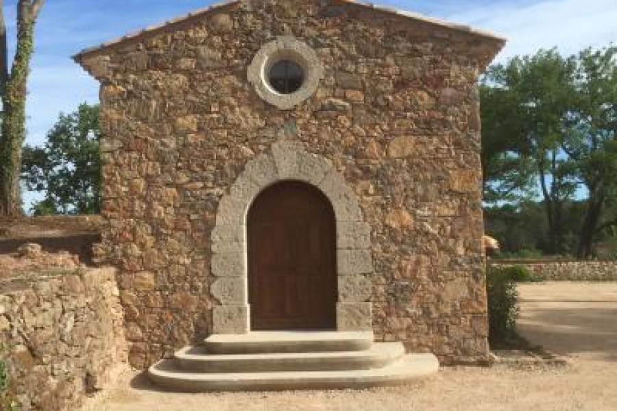 Fabrication d'un entourage de porte en pierre froide pour une chapelle dans la région de Brignoles