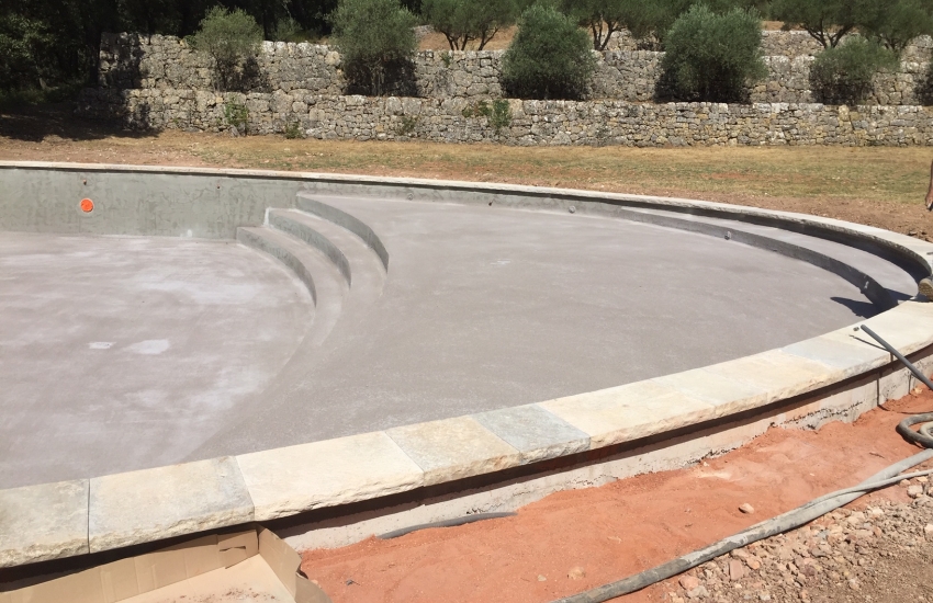Fabrication de margelles en pierre froide pour une piscine dans le Var (83)