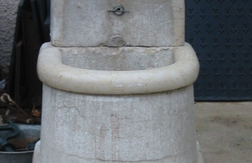 Ancienne fontaine d'école dans le secteur de la Sainte Baume