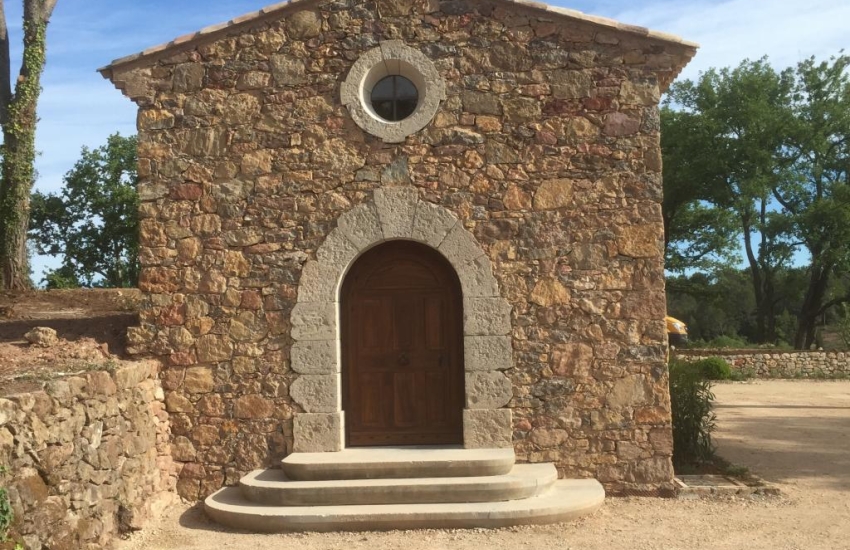 Fabrication d'un entourage de porte en pierre froide pour une chapelle dans la région de Brignoles