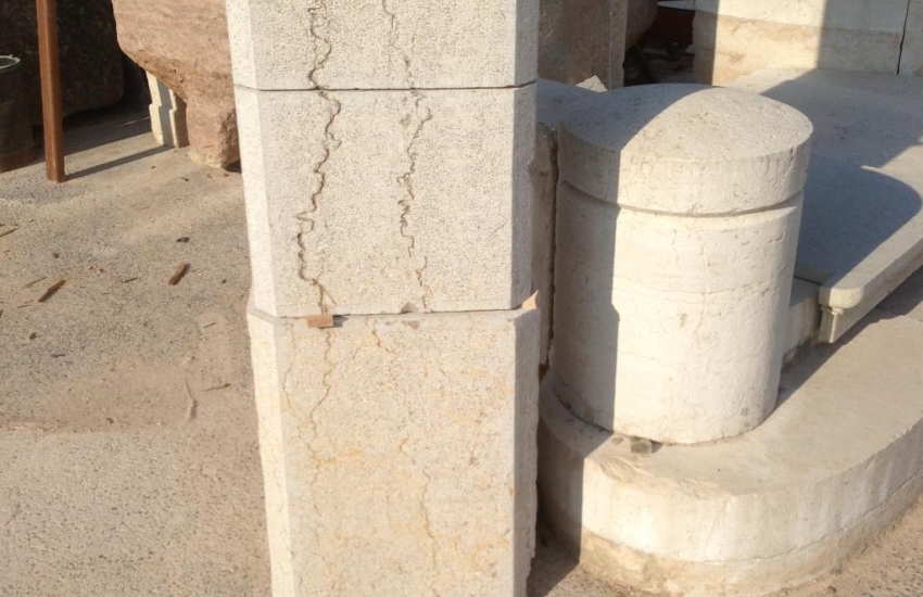 Paire de piliers de portail en pierre froide 83