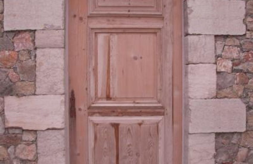 Restauration d'une porte d'entrée ancienne à Ramatuelle